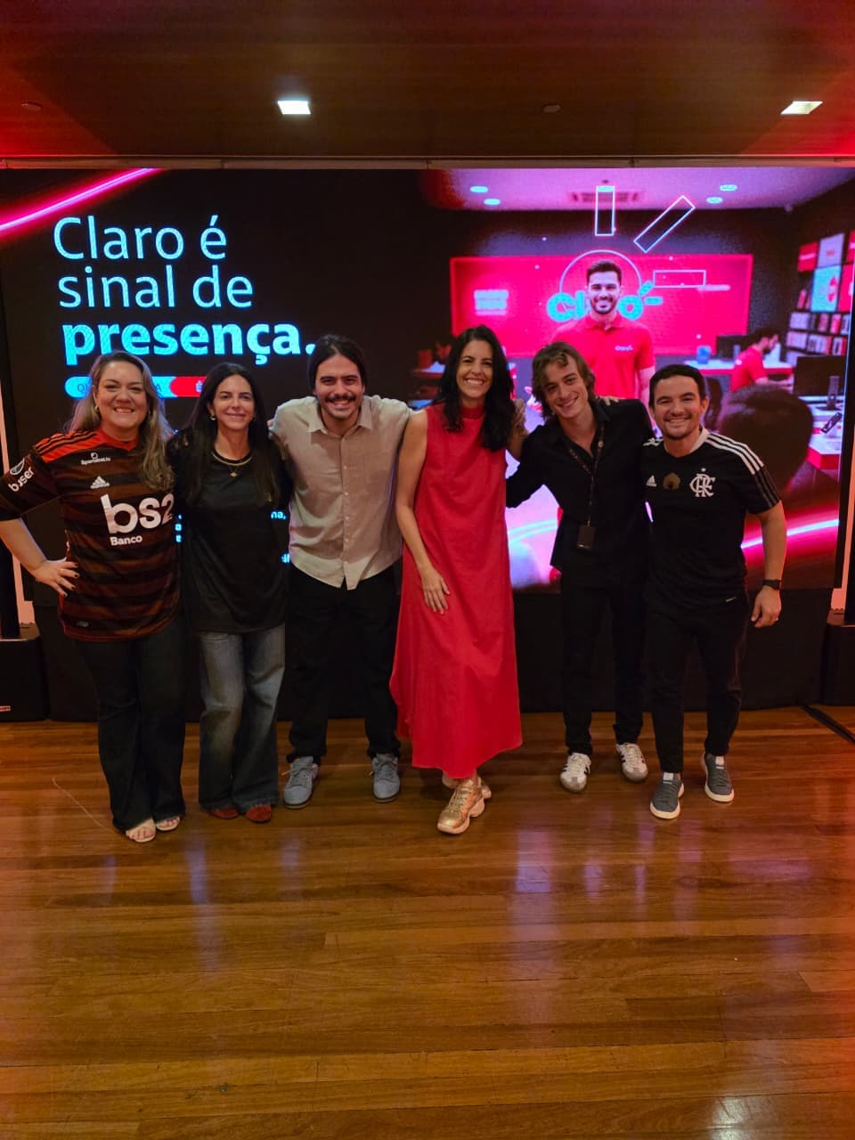 Claro: parte do time na frente do telão da campanha